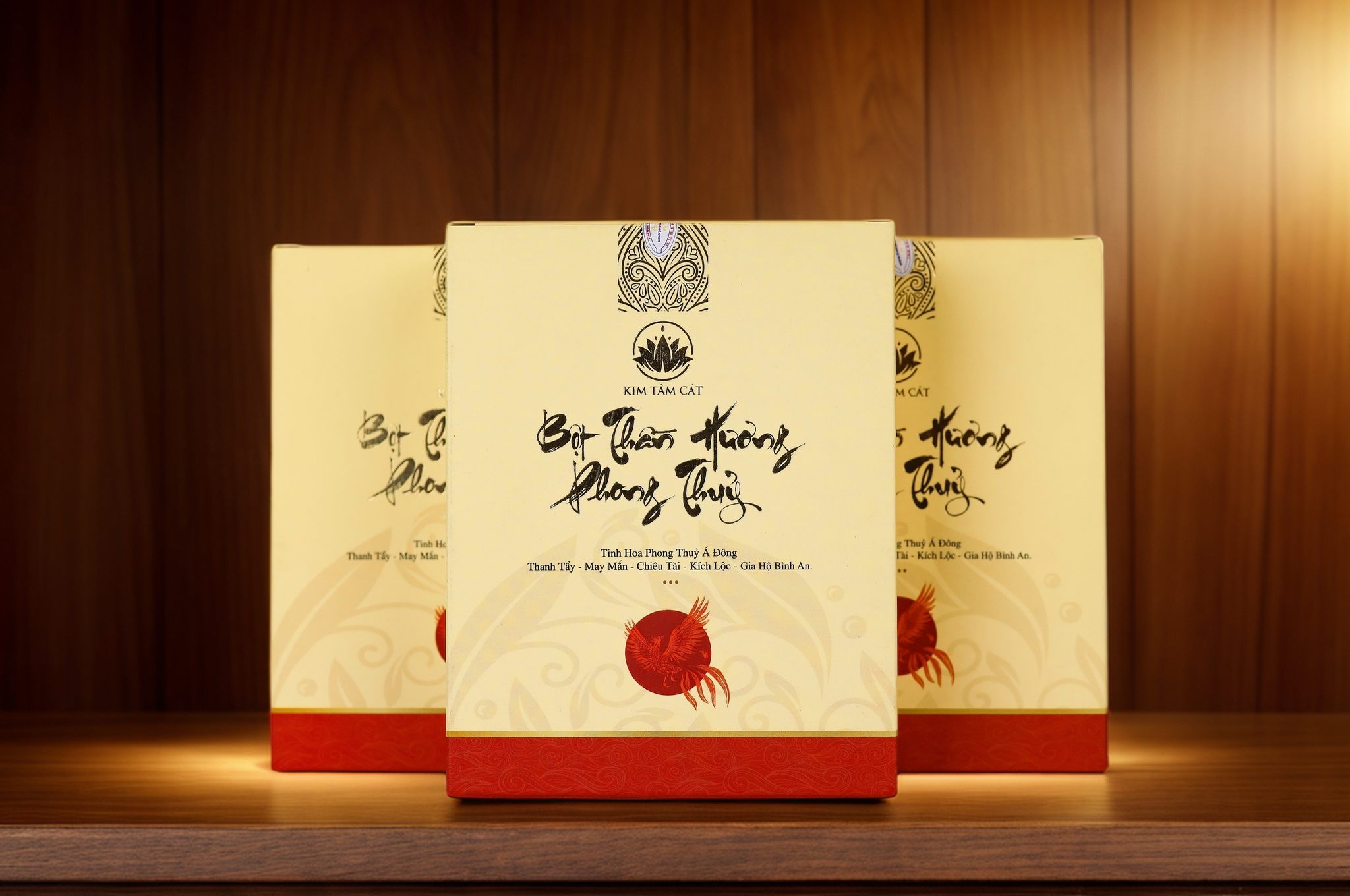 Ba hộp Bột Thần Hương Phong Thủy trên kệ gỗ