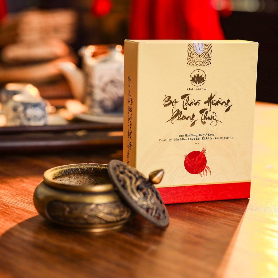Hộp Bột Thần Hương bên lư đồng và ấm trà
