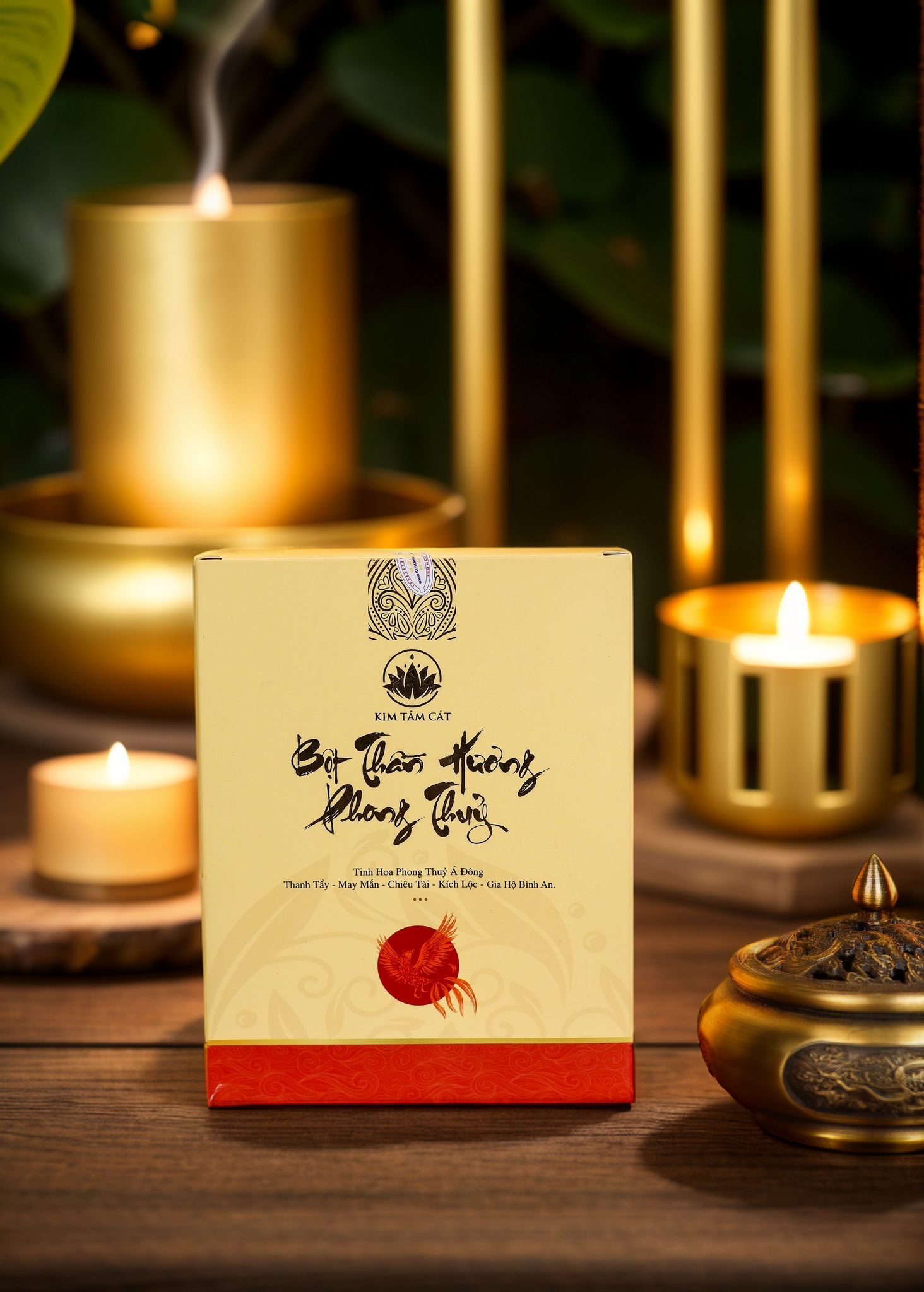 Hộp Bột Thần Hương Phong Thủy Kim Tâm Cát bên nến vàng và lư đồng