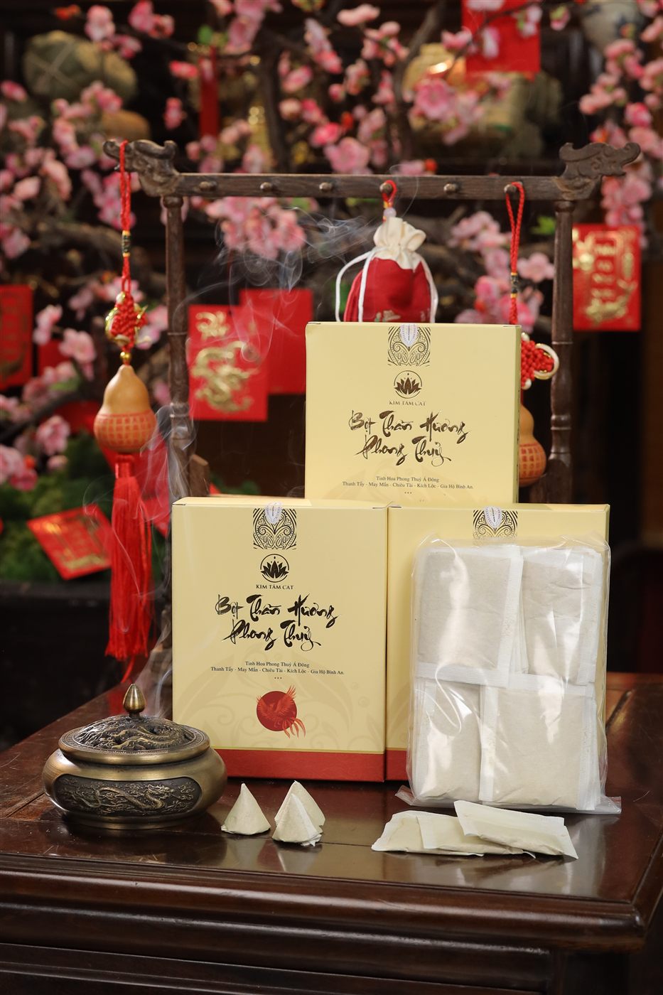 Mở hộp Bột Thần Hương: túi bột chia sẵn, nụ bột và lư đồng